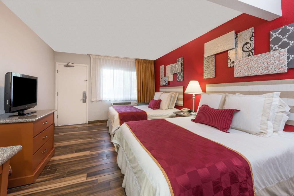 Ramada By Wyndham Near Seaworld / Mission Beach San Diego Buitenkant foto