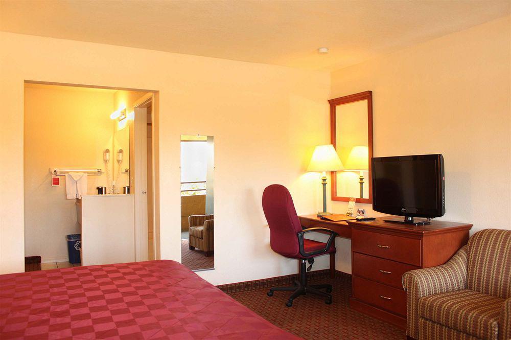 Ramada By Wyndham Near Seaworld / Mission Beach San Diego Buitenkant foto